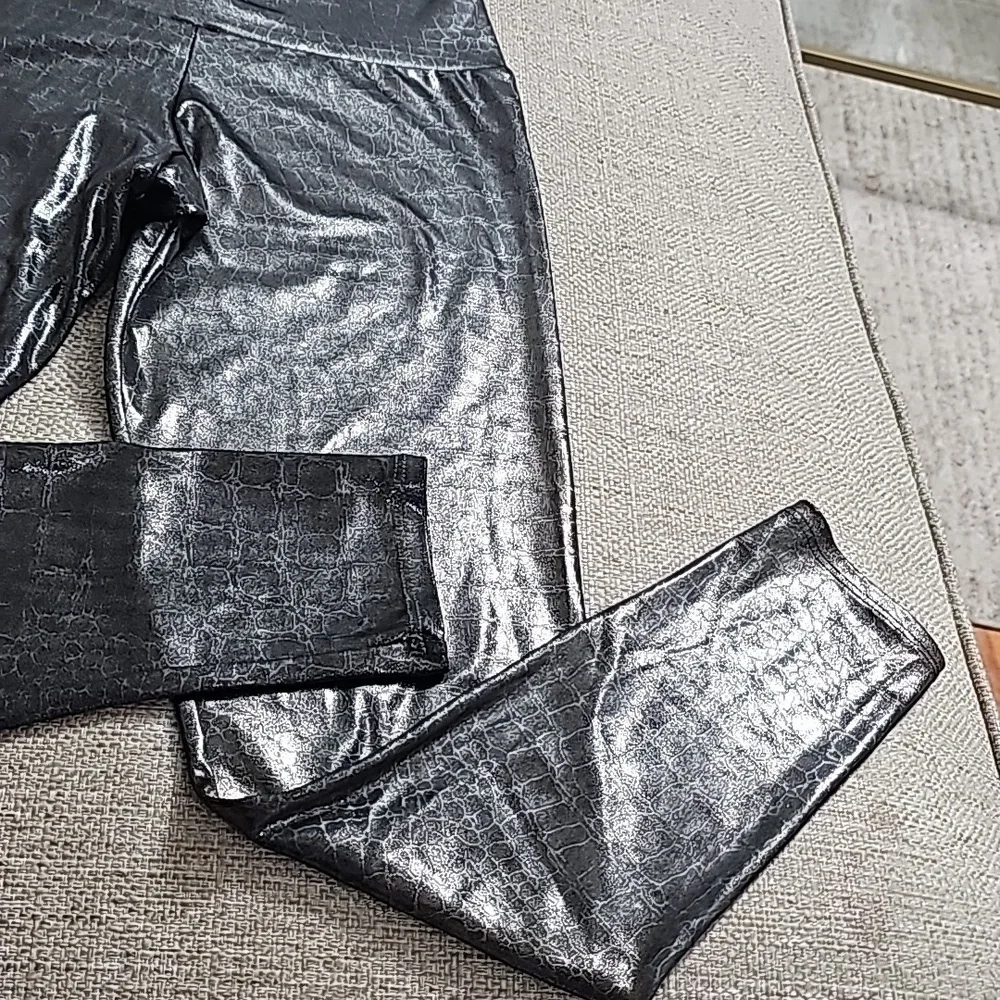 Onzie Mid Rise Leggings Metalic Mercury Foil S/M nwot